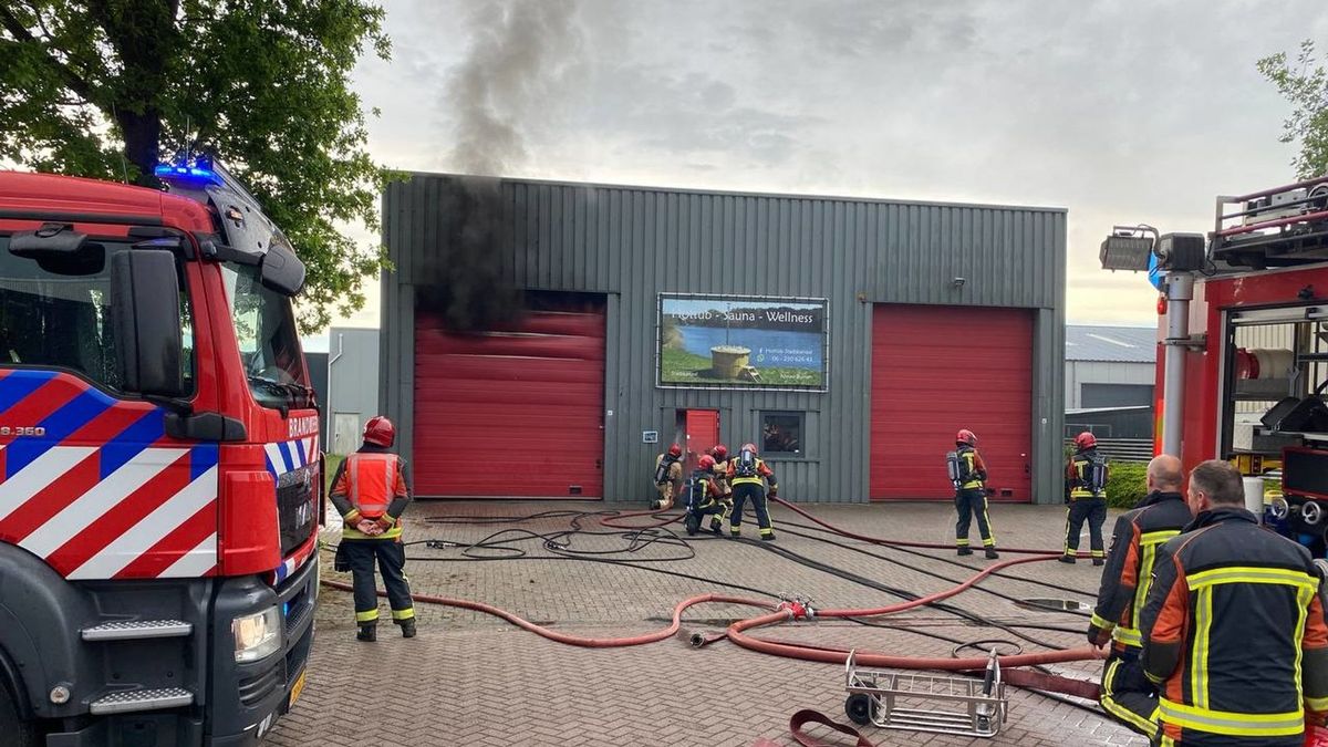 Brand breekt uit in loods in Nieuw-Buinen