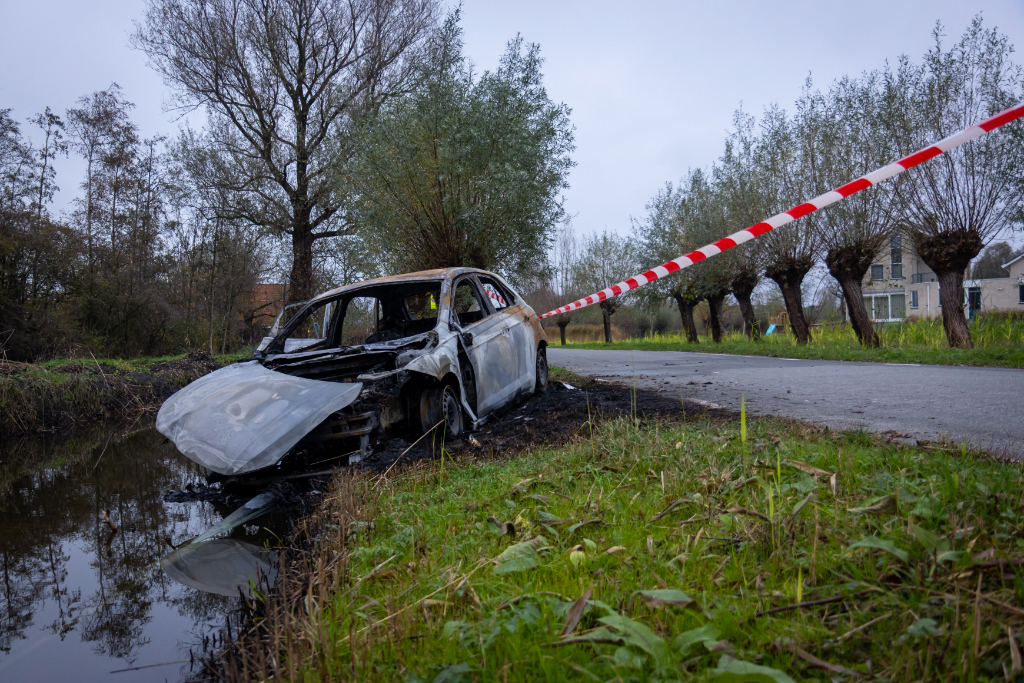 Uitgebrande auto in Vlaardingen