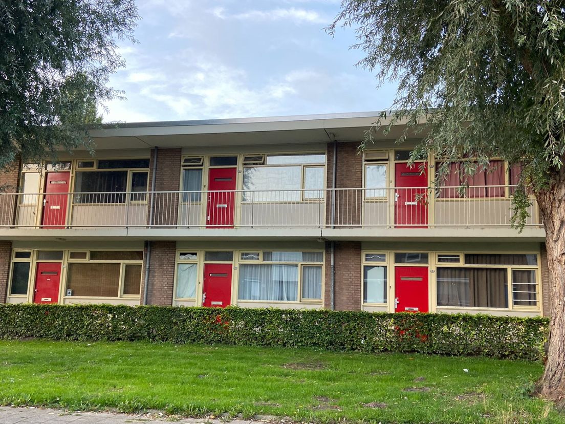 In één van deze woningen woonde het 71-jarige slachtoffer.