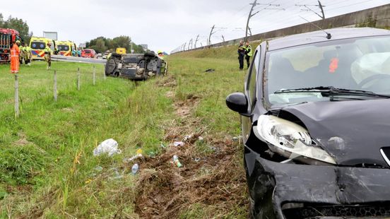 Twee autos in de sloot na botsing op de A15. Twee autos in de sloot na botsing op de A15.