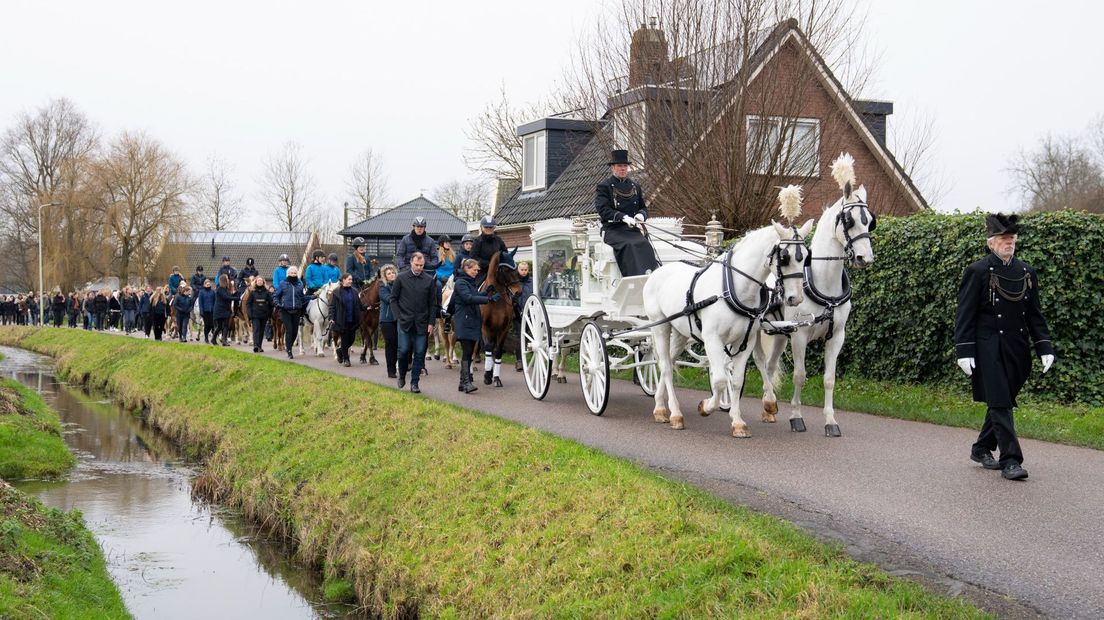 De rouwstoet ging van de manege naar de begraafplaats