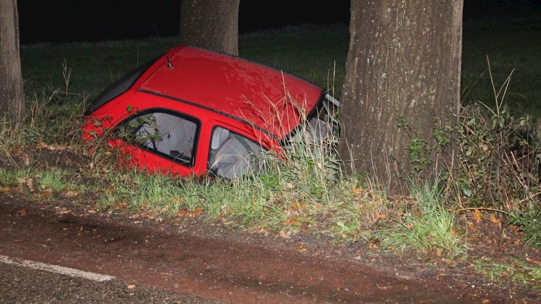 De auto kwam in de sloot tot stilstand