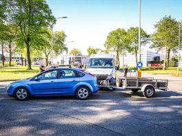 Botsing tussen taxibus en auto met aanhanger in Emmen