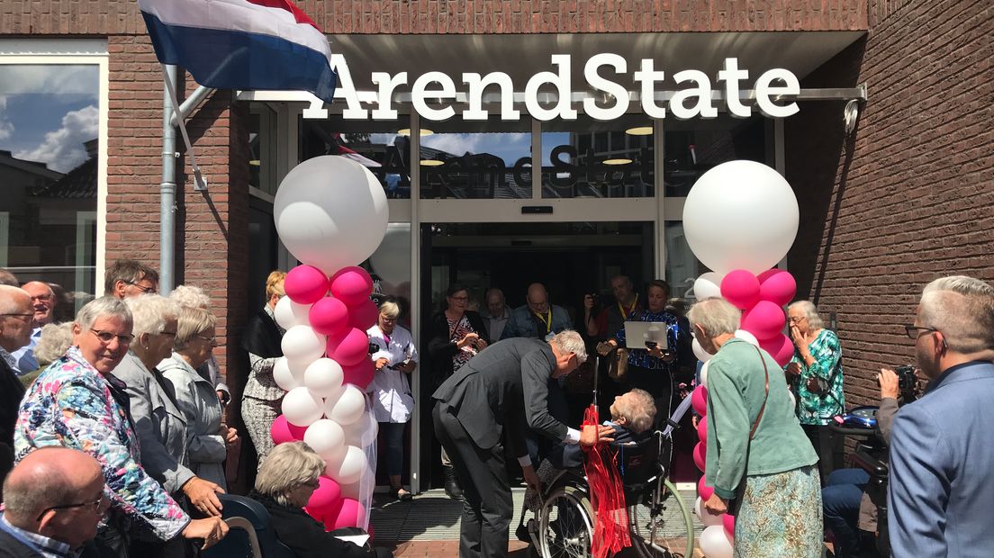 Burgemeester Marco Out opent ArendState samen met de oudste bewoonster (Rechten: Margriet Benak / RTV Drenthe)