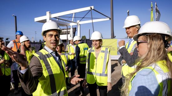Harderwijk was de eerste met elektrisch bouwen, premier Jetten komt kijken