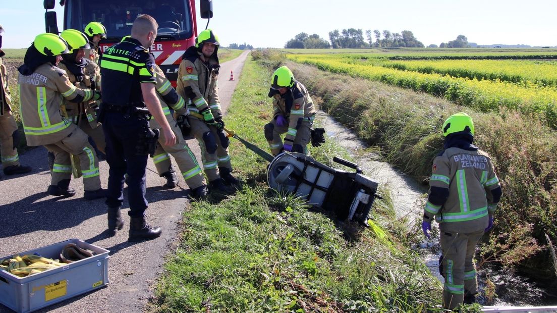 Brandweer haalt scootmobiel uit de sloot bij Kamperland