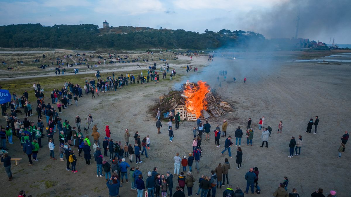 Meivuren: een oude traditie, maar dit jaar niet op Vlieland te zien