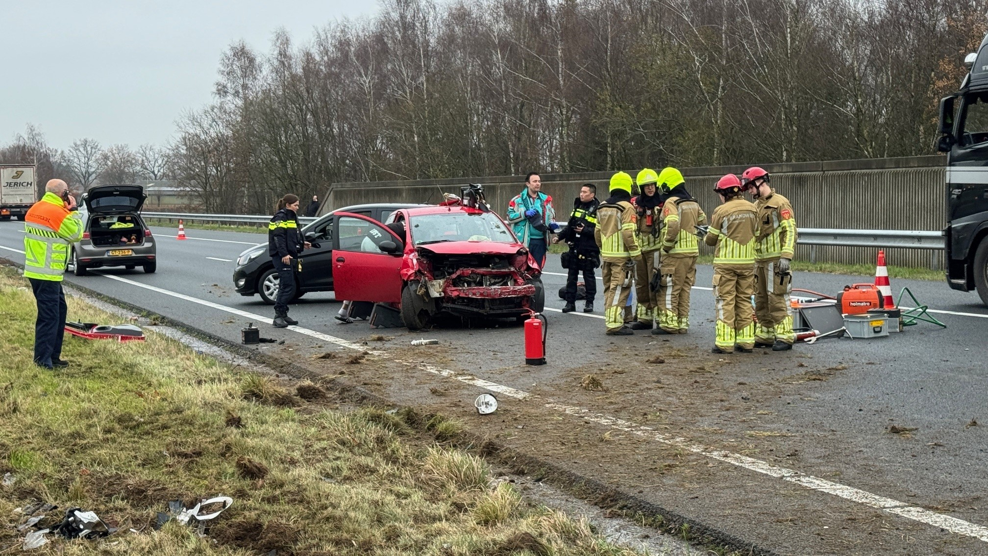 Auto Belandt Na Botsing In Vangrail Op A73: één Gewonde - L1 Nieuws