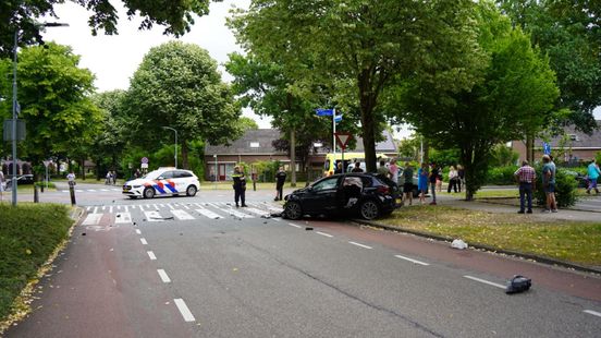 Zware botsing auto en busje, ravage op de weg. Zware botsing auto en busje, ravage op de weg.
