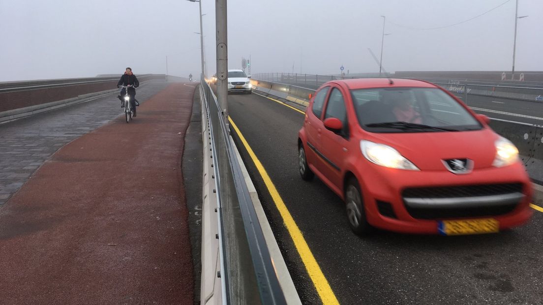 Ruim 55.000 automobilisten maken dagelijks gebruik van de Waalbrug, maar vanaf vrijdag is alles anders. Door onderhoudswerkzaamheden kan er anderhalf jaar lang maar beperkt verkeer over de brug rijden. Voor vrachtwagens, touringcars en landbouwvoertuigen is de brug helemaal niet meer toegankelijk tijdens de werkzaamheden.