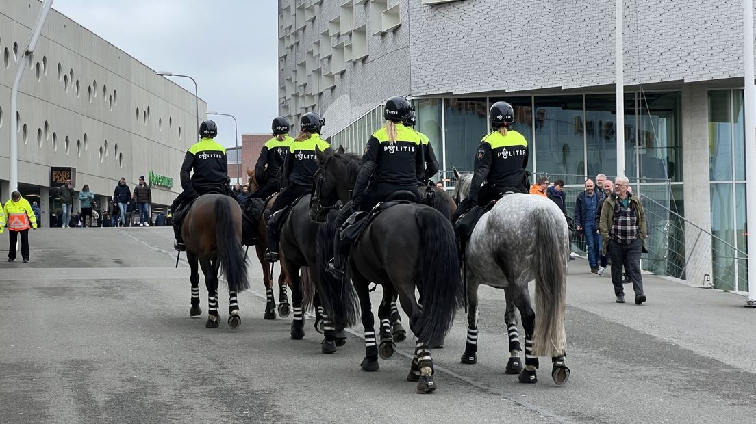 Politie te paard bij de Euroborg