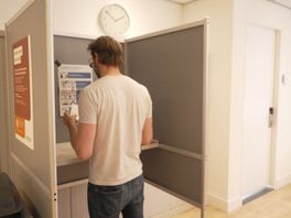 Eerst oefenen, straks stemmen: proefhokje helpt Rotterdammers op weg