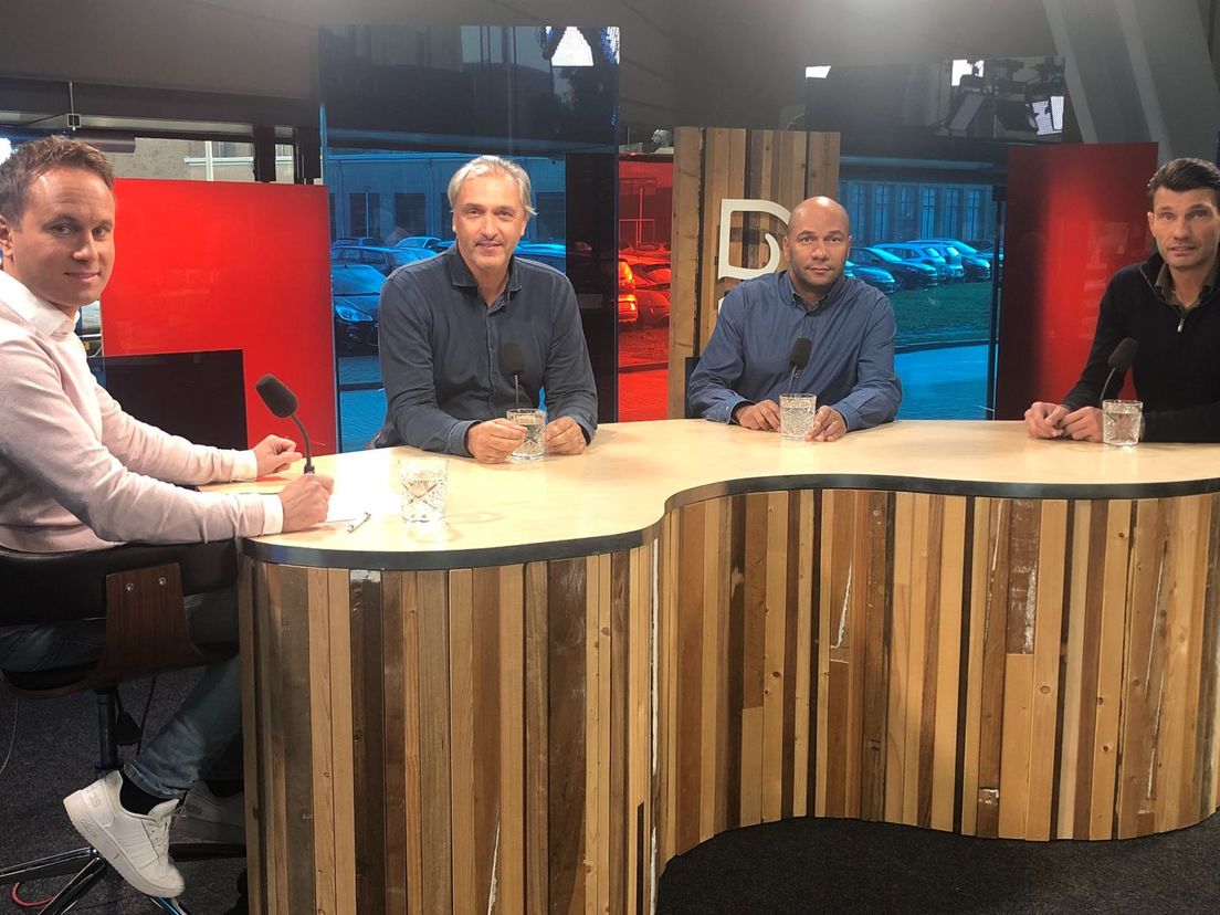 FC Rijnmond van maandag 25 oktober met van links naar rechts: presentator Bart Nolles, Robert Maaskant, Sinclair Bischop en Geert den Ouden