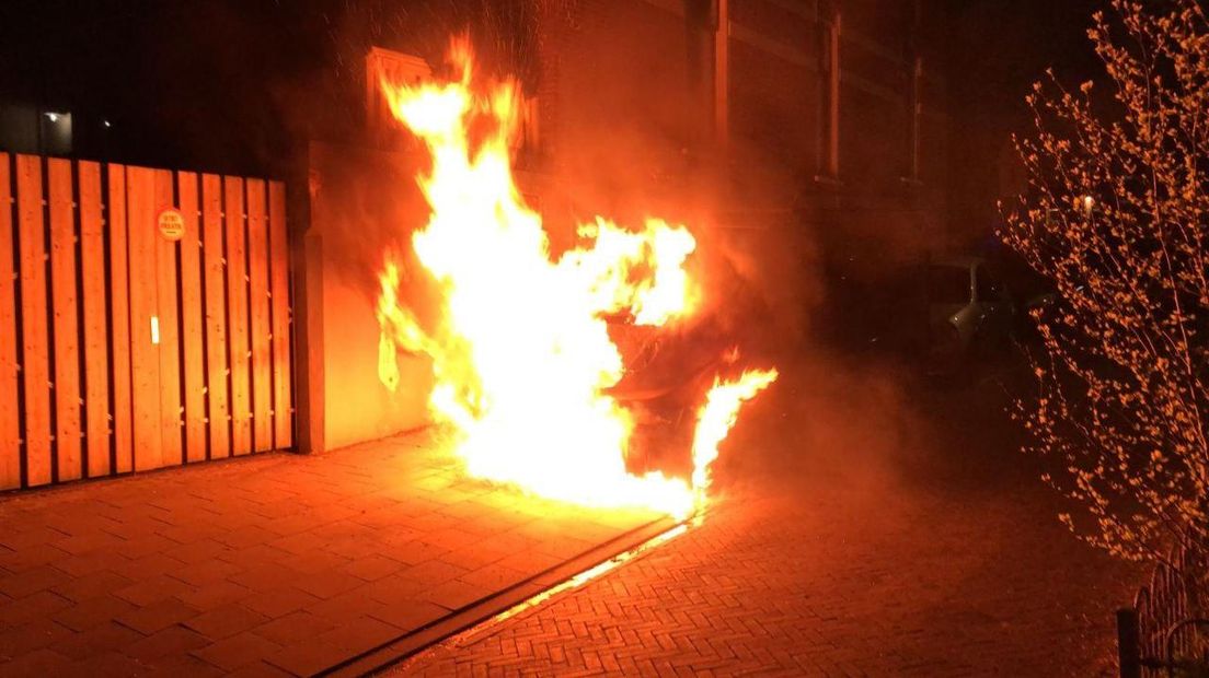 De brandweer in Arnhem heeft in de nacht van maandag op dinsdag zijn handen vol aan autobranden. Aan het begin van de nacht hadden binnen een uur zeker zes auto's vlam gevat.