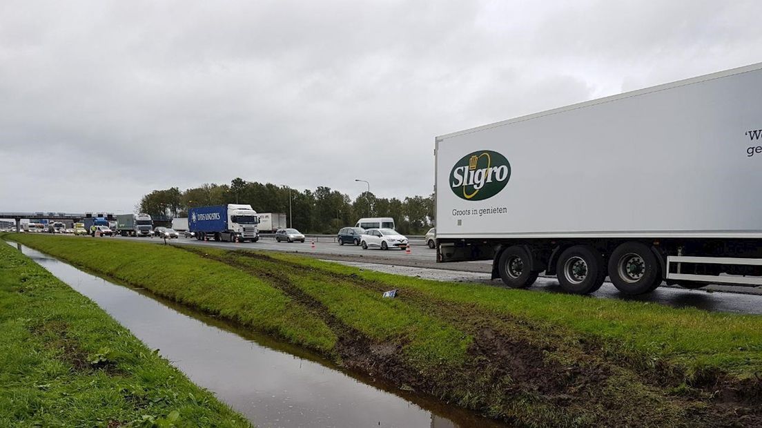 Vrachtwagen rijdt sloot in langs A28 bij Staphorst