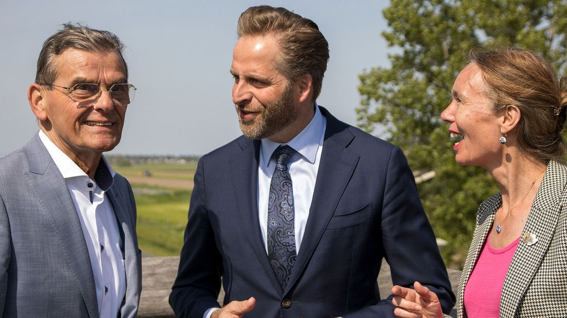 Wethouder Gerard van As (l), minister Hugo de Jonge (m), gedeputeerde Anne Koning (r)