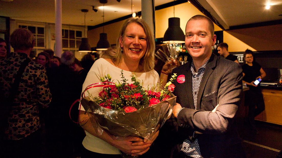 Directeur Filmtheater 't Hoogt Rianne Brouwers en directeur K.F. Hein Fonds Quinten Peelen vieren de nieuwe samenwerking.