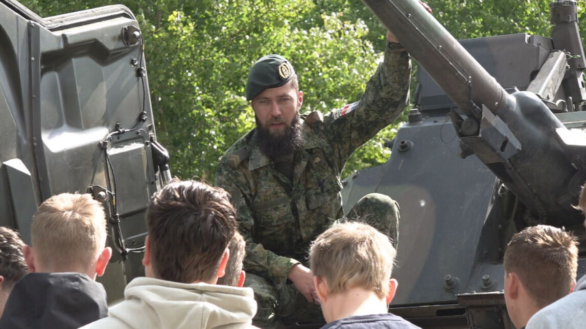 Militair geeft uitleg aan studenten