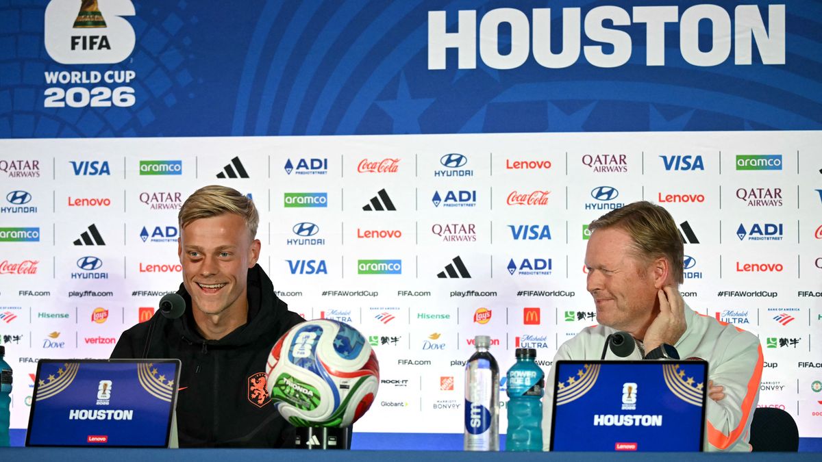 Van Hecke bij persconferentie Nederlands elftal: 'Ik zit er aan te denken om Arnemuiden geld te geve