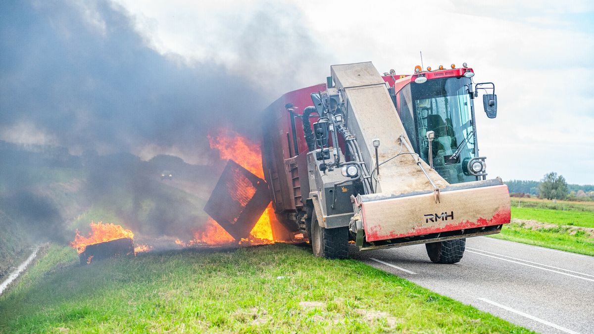 Brand in voermengwagen Warfstermolen | Vuur bij woningbrand in Sneek is uit