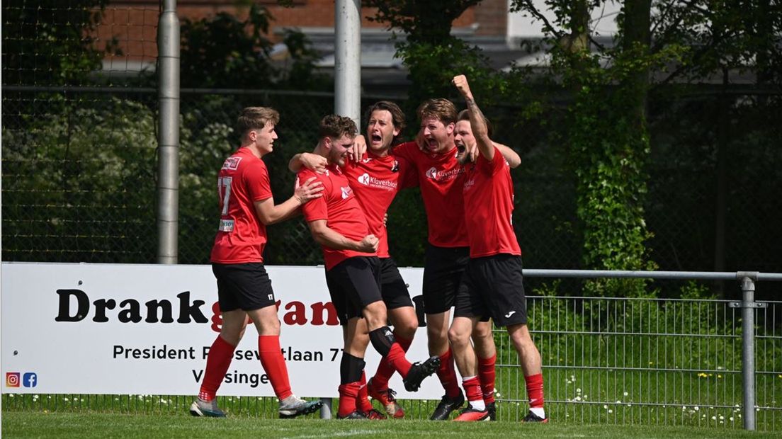 De spelers van RCS vieren een doelpunt tegen Vlissingen.