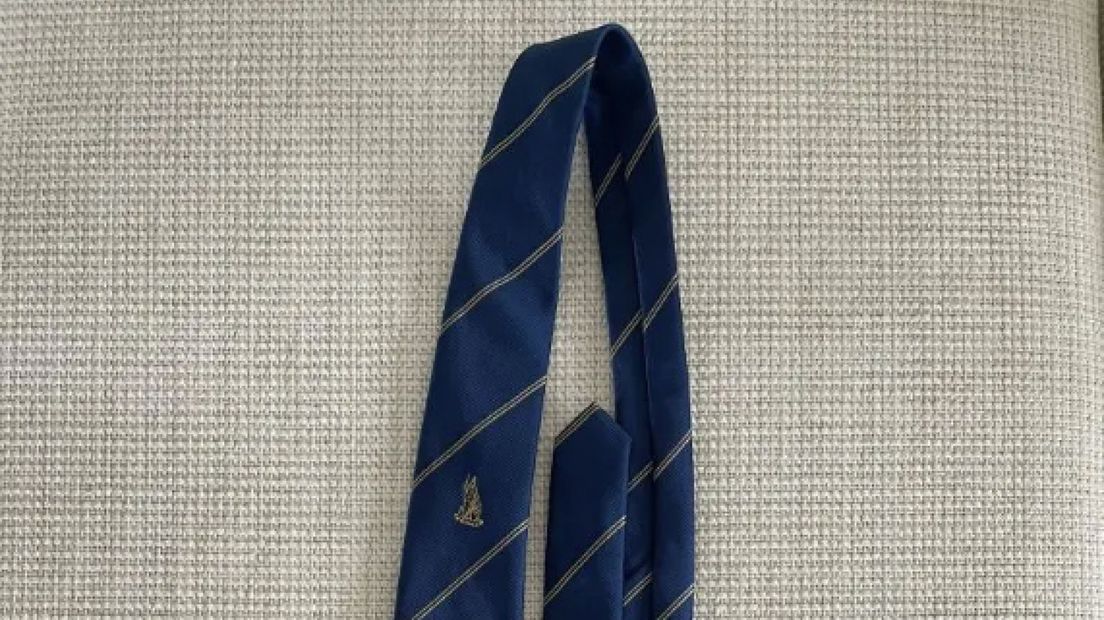 Een deel van de Minerva-stropdas uit de advertentie