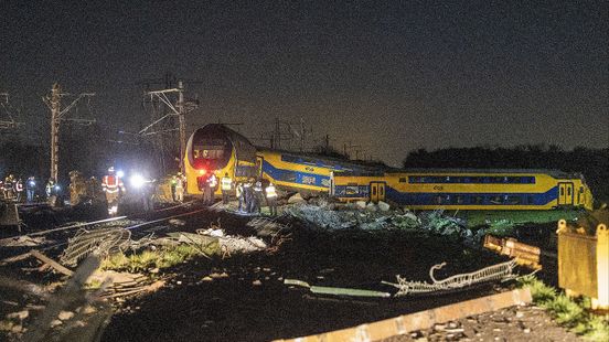 Dode en tientallen gewonden bij ernstig treinongeluk Voorschoten. Dode en tientallen gewonden bij ernstig treinongeluk Voorschoten.
