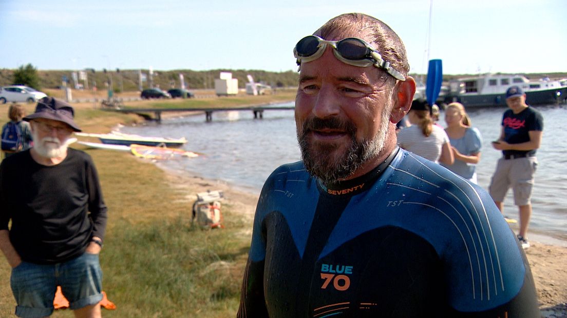 Gertjan Nieuwenkamp komt net uit het water bij de Veerse Gatdam