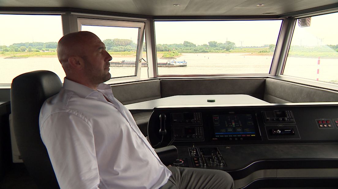 Dit schip vaart van Nijmegen naar Rotterdam en terug op elektriciteit.