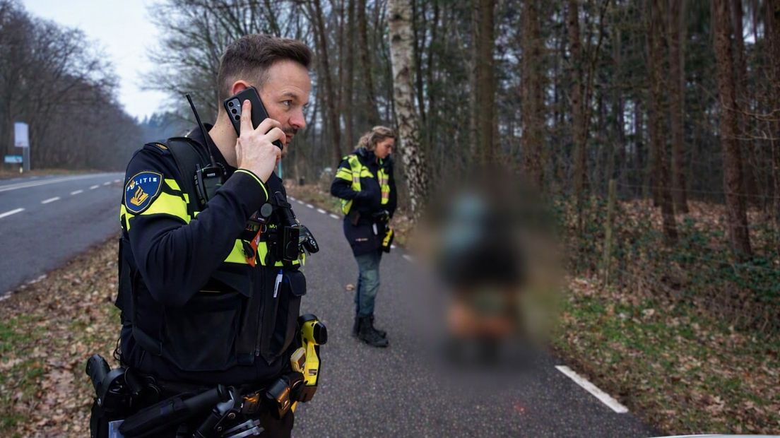 Wijkagent Jordy maakt zich grote zorgen om een vrouw op een scootmobiel.