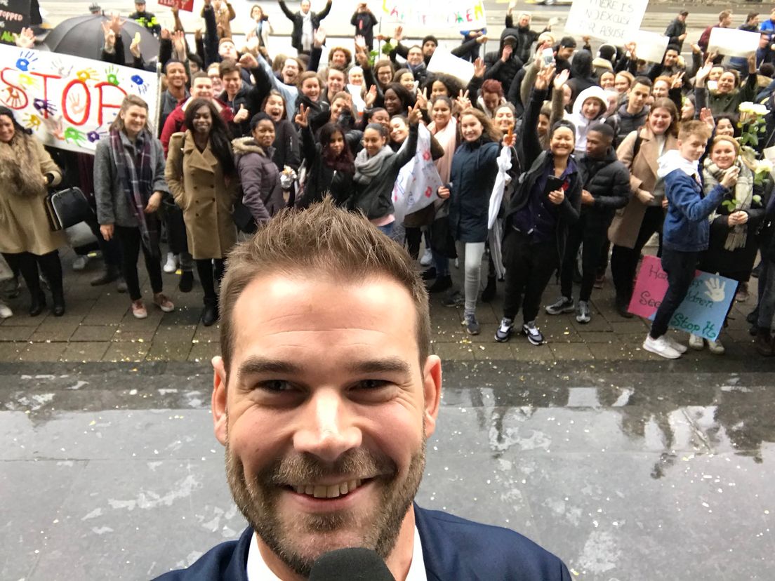 Wethouder De Langen geeft het startsein voor de mars.