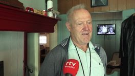 Er worden bloemen gelegd bij het graf van Muskee