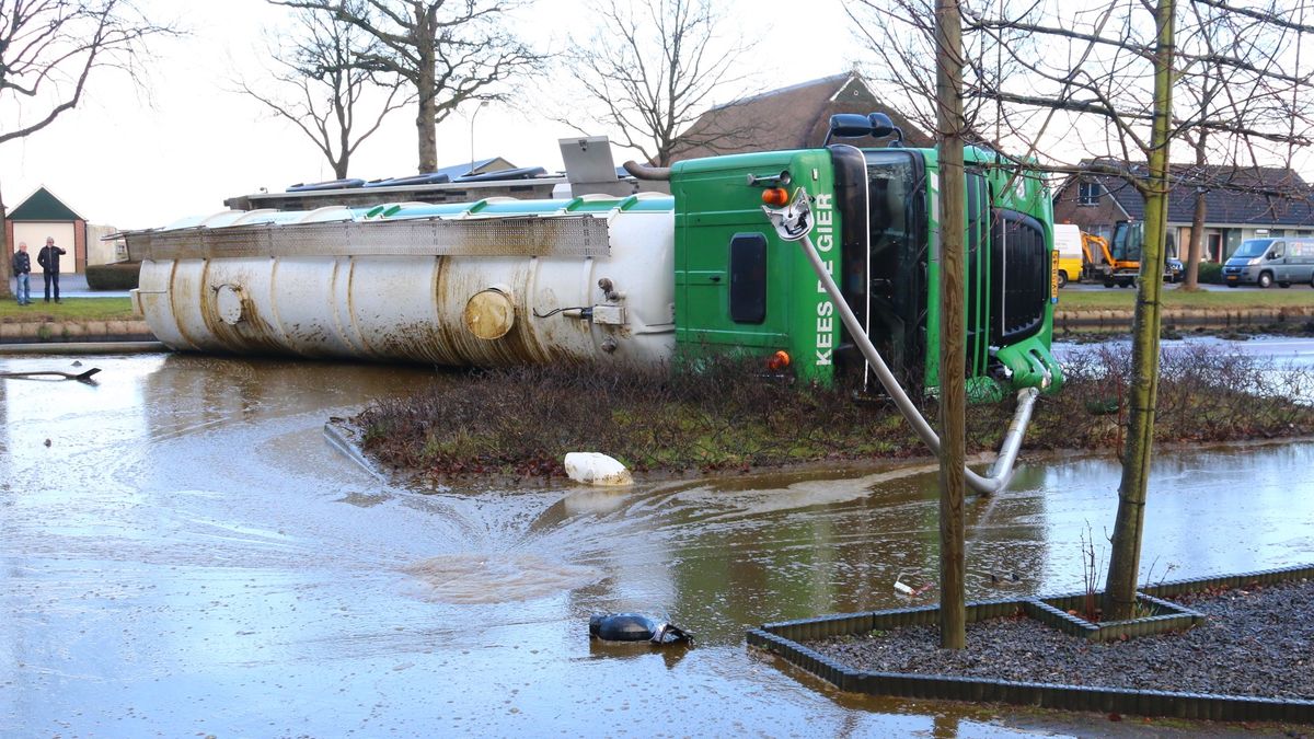 Stinkend zaakje: tankwagen met gier kantelt in Bovensmilde