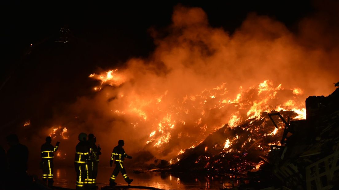 Er heeft brand gewoed bij afvalverwerker Van der Horst aan de Aaltenseweg in Varsseveld. Het vuur ontstond rond 01.30 uur door nog onbekende oorzaak.