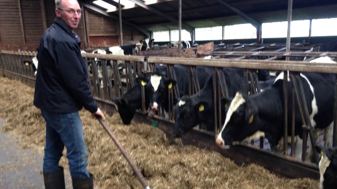 Melkveehouder Korné de Boer ziet nog niks van zijn investeringen terug (Rechten: RTV Drenthe)