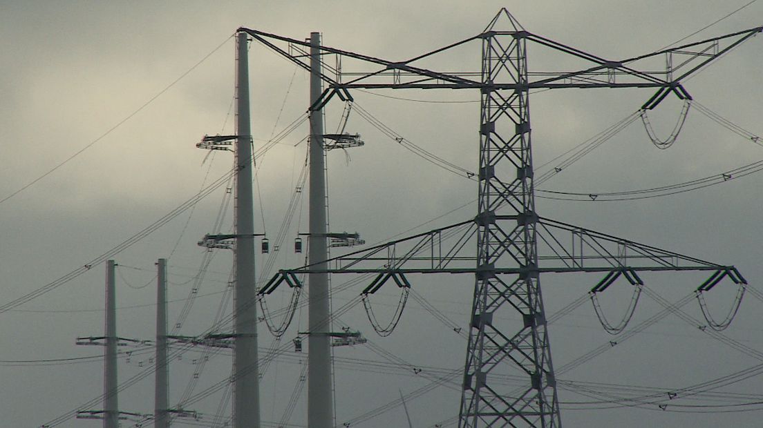 De oude en nieuwe hoogspanningsmasten bij Rilland 380 kv