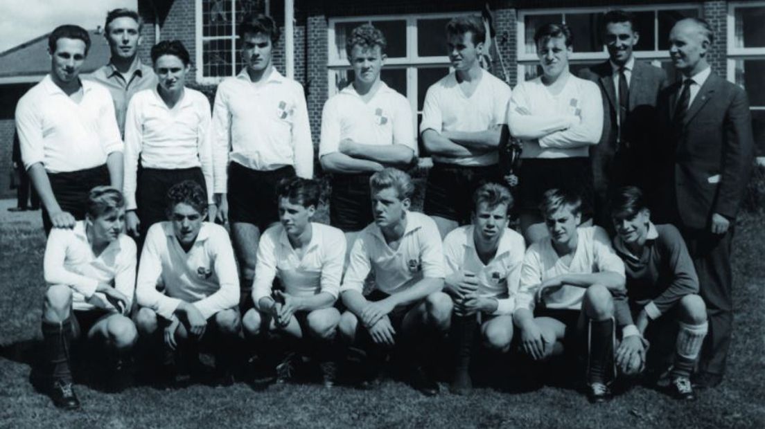 SC Varsseveld A-jeugd, Guus staand 4e van rechts, vader Gerrit Hiddink staand uiterst rechts (1962)