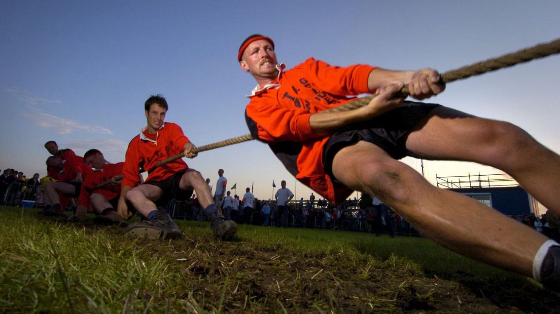 Aan het jaarlijkse touwtrekken doen tegenwoordig tachtig teams mee