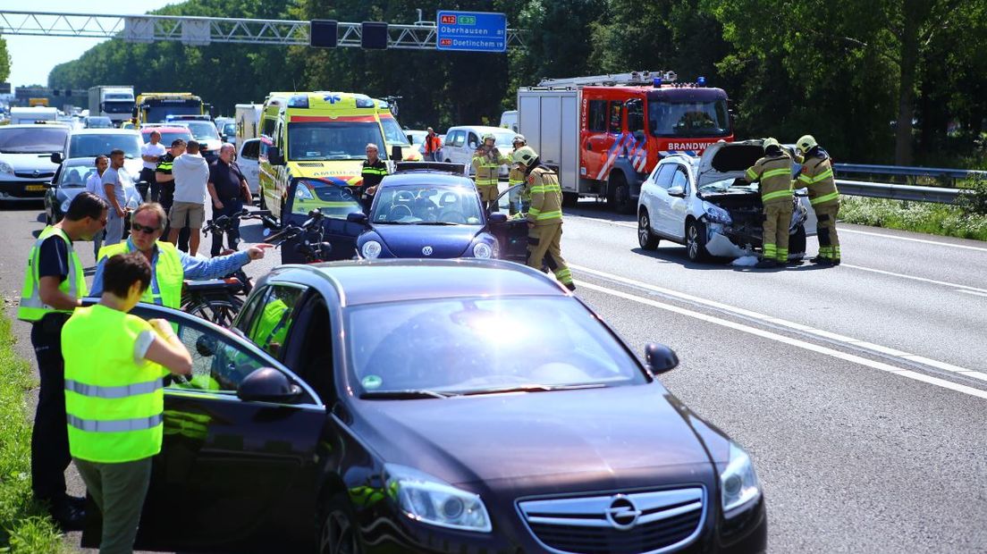 Op de A12 bij Zevenaar zijn zaterdagmiddag in de richting Arnhem drie auto's op elkaar gebotst. Vanwege het ongeval was de snelweg enige tijd volledig afgesloten.
