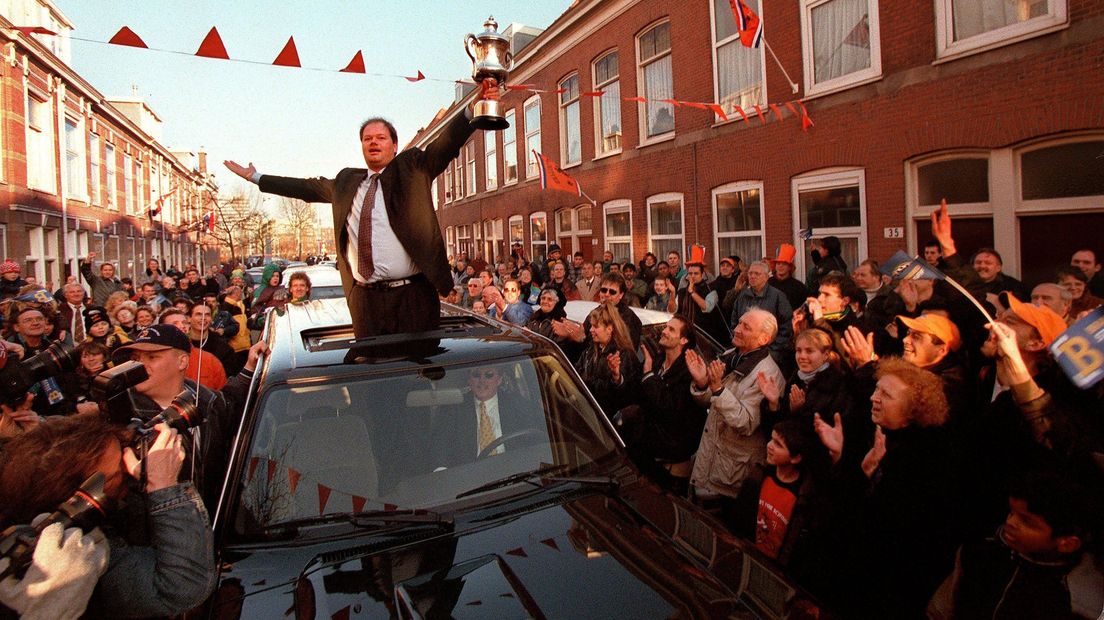 Barney is in 1999 voor de tweede keer wereldkampioen en wordt door buurtgenoten in de Haagse IJsselstraat verwelkomd