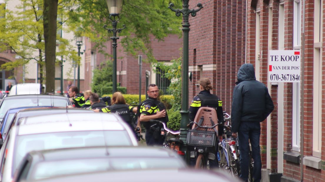 Politie lost waarschuwingsschot op Mariottestraat in Den Haag.