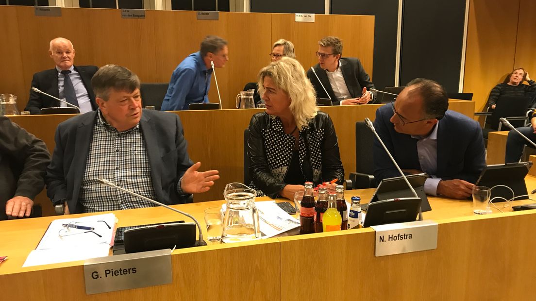 vlnr: Gezinus Pieters, Nina Hofstra en Edwin Hageman tijdens de gemeenteraad (Rechten: Margriet Benak / RTV Drenthe)