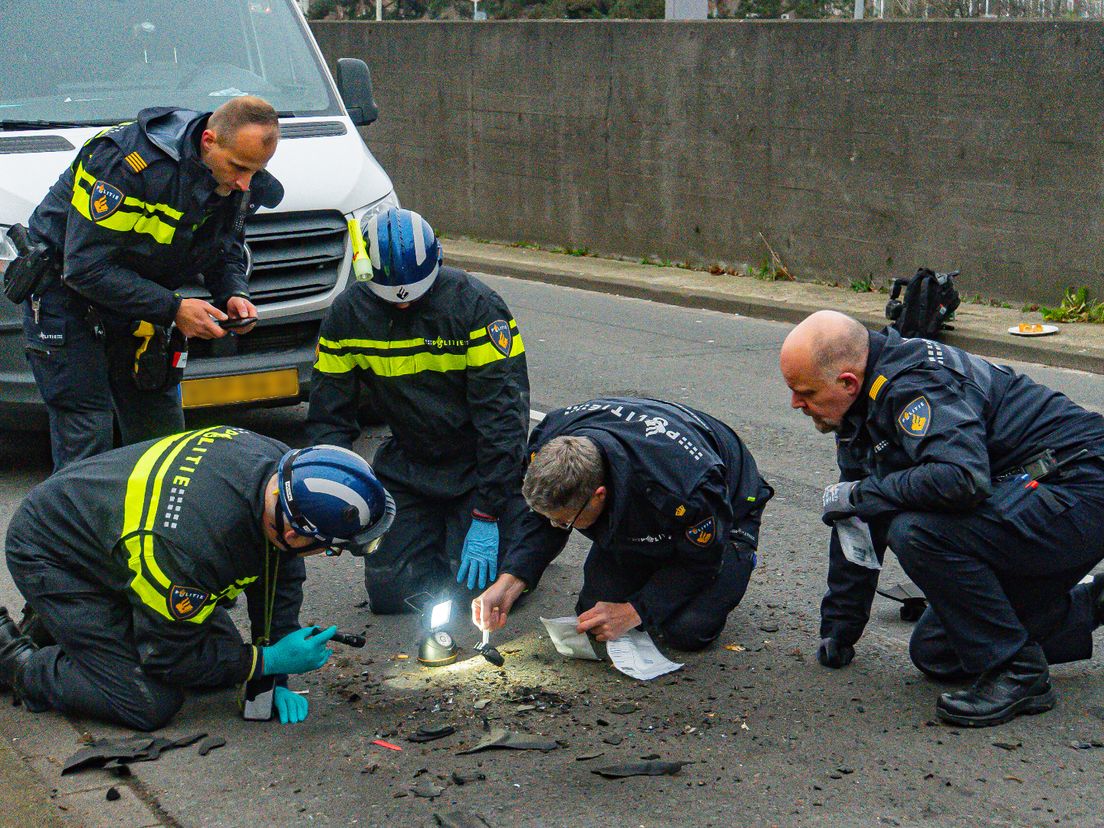 Gespecialiseerde agenten onderzoeken de restanten van de explosie.
