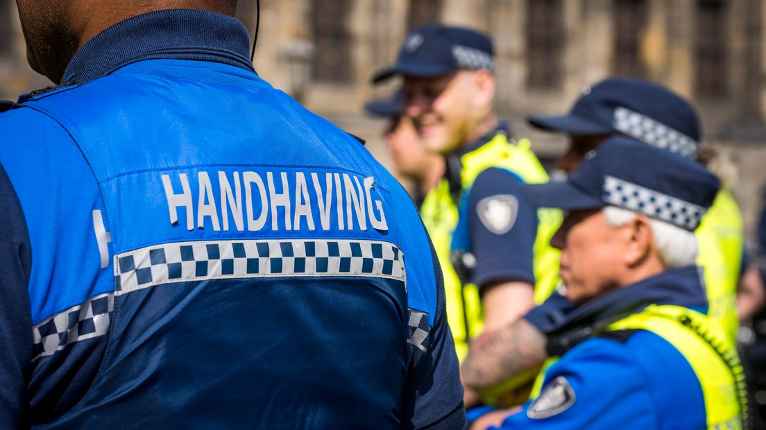 Op meerdere plekken in Nederland voeren buitengewoon opsporingsambtenaren (boa's) dinsdag actie om aandacht te vragen voor het toenemende geweld tegen hen. In Gelderland wordt onder meer in Ede actiegevoerd.