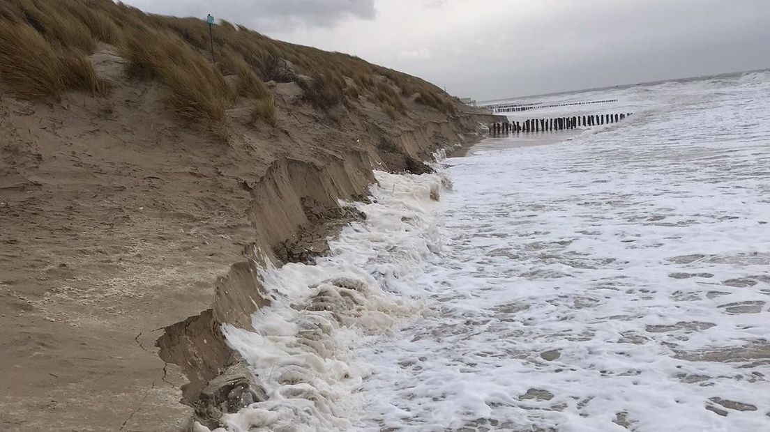 Bij Westkapelle heeft de storm vele meters van het strand en duinen afgegevreten