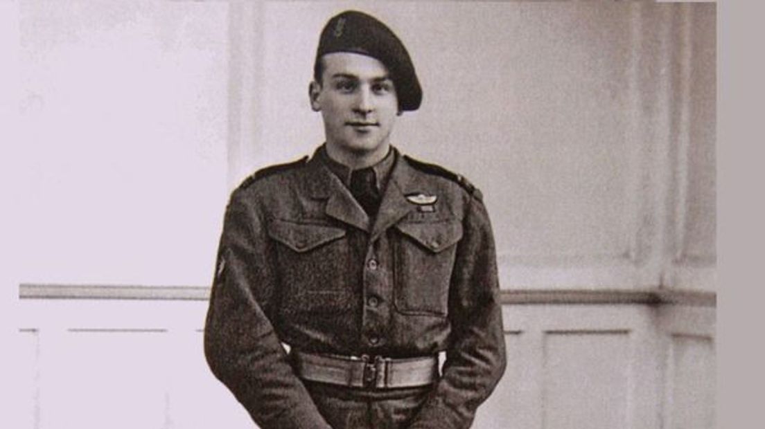 Muller in een Brits uniform