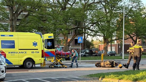 Passagier op scooter loopt letsel op bij ongeval in Almelo. Passagier op scooter loopt letsel op bij ongeval in Almelo.