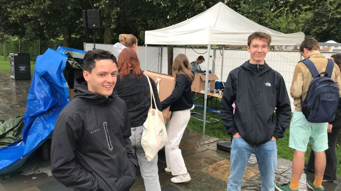 Nabil Asaksak, voorzitter van de UIT, en student Imco uit Voorschoten.