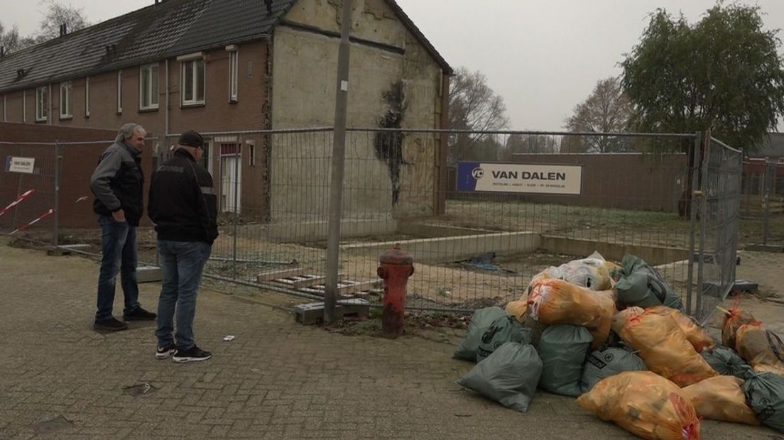 Buren kijken naar de verwoeste plek (foto Omroep Gelderland)