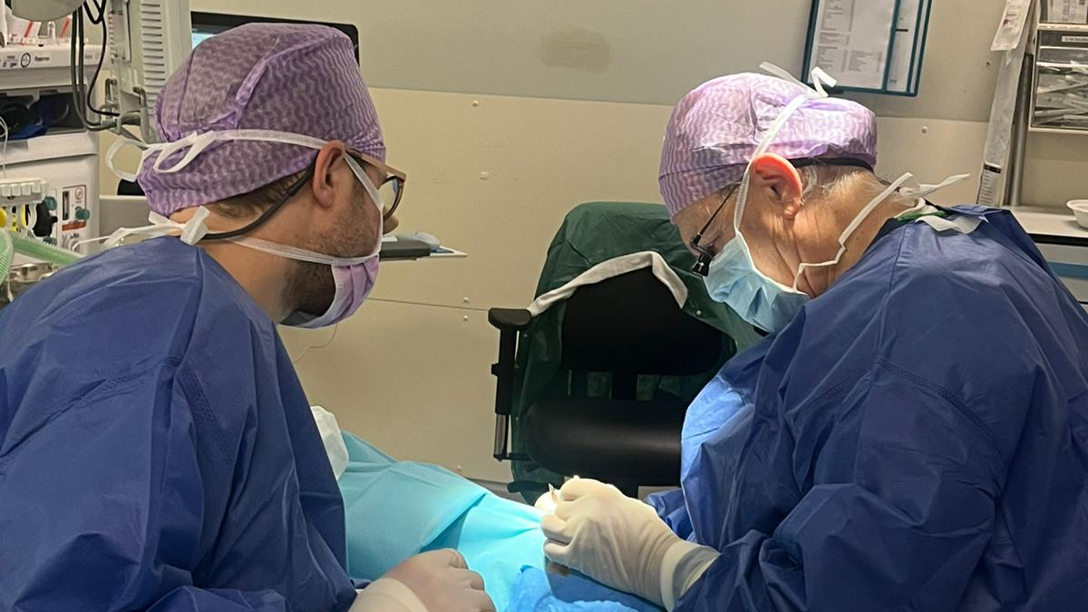 Tjeerd de Faber (r) tijdens één van zijn vele oogoperaties.